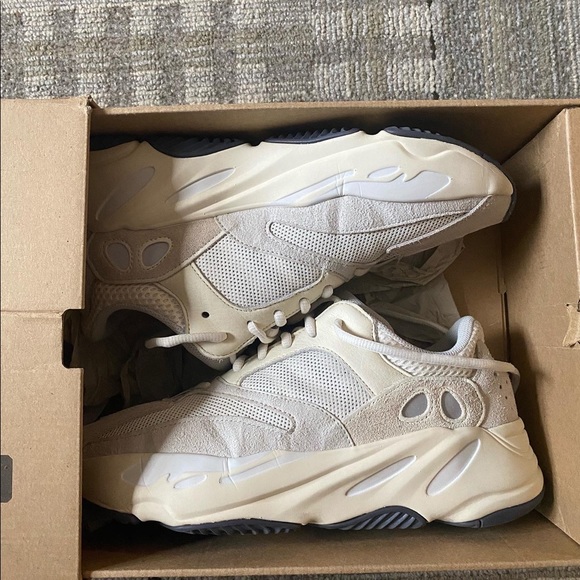 Yeezy Boost 700 Analog Size 9.5 Men’s. BARELY WORN - Picture 5 of 8